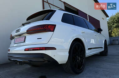 Позашляховик / Кросовер Audi Q7 2020 в 