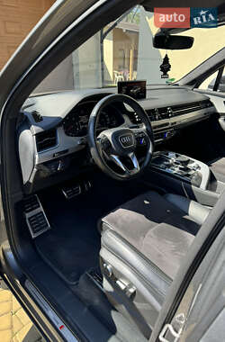 Позашляховик / Кросовер Audi Q7 2015 в 