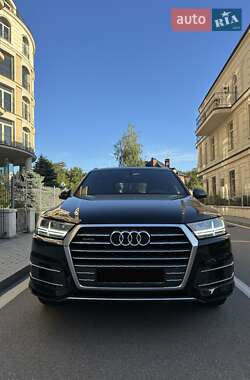 Позашляховик / Кросовер Audi Q7 2018 в 