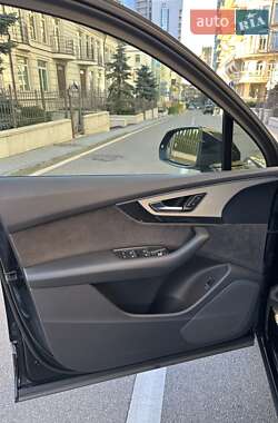 Позашляховик / Кросовер Audi Q7 2018 в 