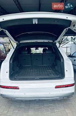 Позашляховик / Кросовер Audi Q7 2016 в 