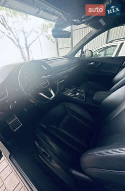 Позашляховик / Кросовер Audi Q7 2016 в 