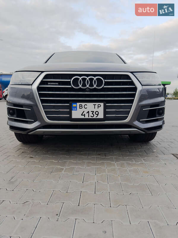 Позашляховик / Кросовер Audi Q7 2018 в 