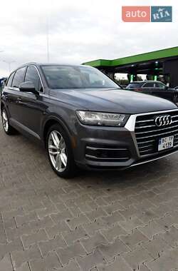 Позашляховик / Кросовер Audi Q7 2018 в 