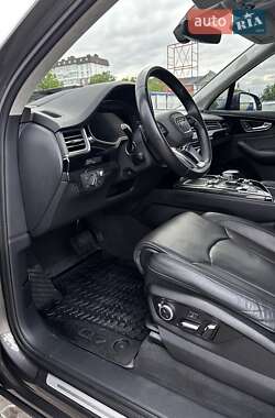 Позашляховик / Кросовер Audi Q7 2018 в 