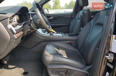 Позашляховик / Кросовер Audi Q7 2021 в 