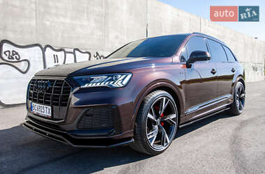 Позашляховик / Кросовер Audi Q7 2021 в 