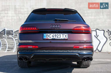 Позашляховик / Кросовер Audi Q7 2021 в 