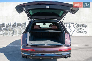 Позашляховик / Кросовер Audi Q7 2021 в 