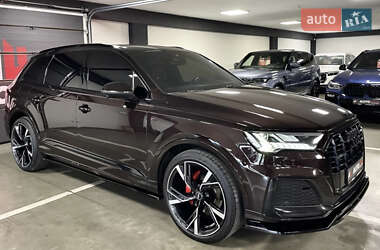 Позашляховик / Кросовер Audi Q7 2021 в 