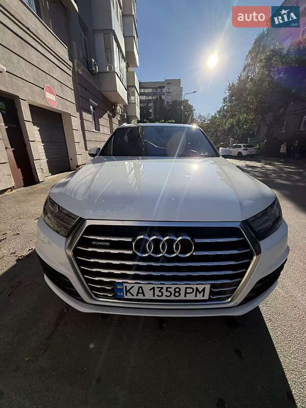 Позашляховик / Кросовер Audi Q7 2016 в 