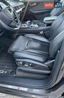 Позашляховик / Кросовер Audi Q7 2018 в 
