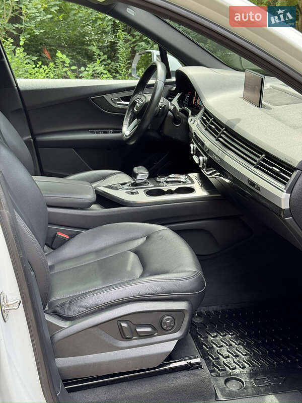 Позашляховик / Кросовер Audi Q7 2017 в Рівному