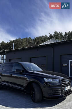 Позашляховик / Кросовер Audi Q7 2018 в 