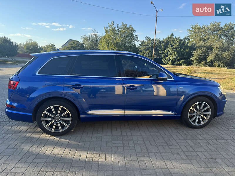 Внедорожник / Кроссовер Audi Q7 2016 в Синельниково