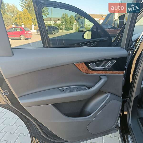 Позашляховик / Кросовер Audi Q7 2017 в Дубні