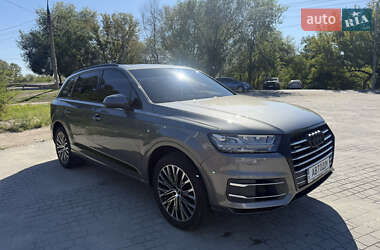 Позашляховик / Кросовер Audi Q7 2015 в 