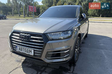 Позашляховик / Кросовер Audi Q7 2015 в 