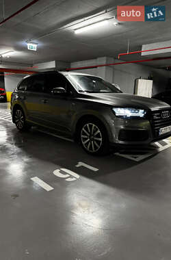 Позашляховик / Кросовер Audi Q7 2017 в 
