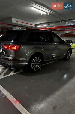 Позашляховик / Кросовер Audi Q7 2017 в 
