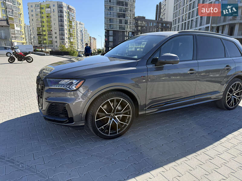 Позашляховик / Кросовер Audi Q7 2020 в 