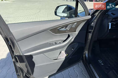 Позашляховик / Кросовер Audi Q7 2020 в 