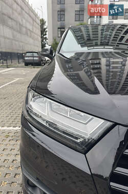 Позашляховик / Кросовер Audi Q7 2018 в 