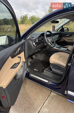 Позашляховик / Кросовер Audi Q7 2020 в 