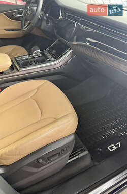 Позашляховик / Кросовер Audi Q7 2020 в 