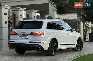 Позашляховик / Кросовер Audi Q7 2025 в 