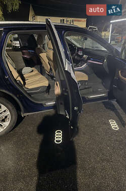 Позашляховик / Кросовер Audi Q7 2020 в 