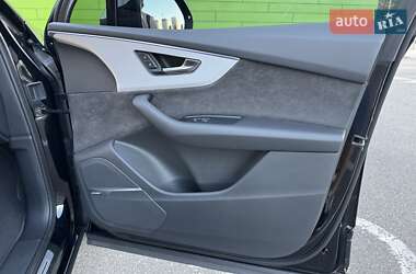 Позашляховик / Кросовер Audi Q7 2020 в 