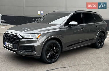 Позашляховик / Кросовер Audi Q7 2021 в 