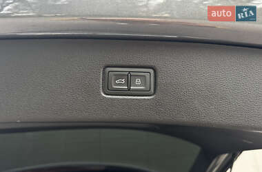 Позашляховик / Кросовер Audi Q7 2021 в 