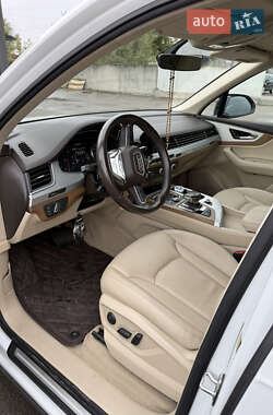 Позашляховик / Кросовер Audi Q7 2018 в 