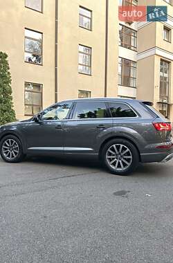 Позашляховик / Кросовер Audi Q7 2018 в 