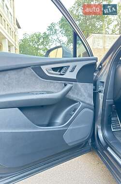 Позашляховик / Кросовер Audi Q7 2018 в 