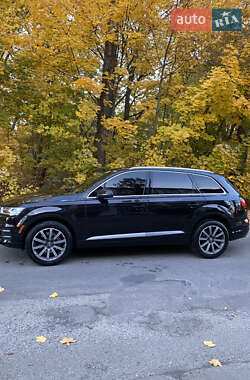 Позашляховик / Кросовер Audi Q7 2017 в 