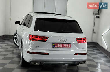 Позашляховик / Кросовер Audi Q7 2018 в 