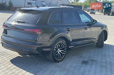 Позашляховик / Кросовер Audi Q7 2023 в 