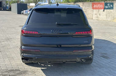 Позашляховик / Кросовер Audi Q7 2023 в 