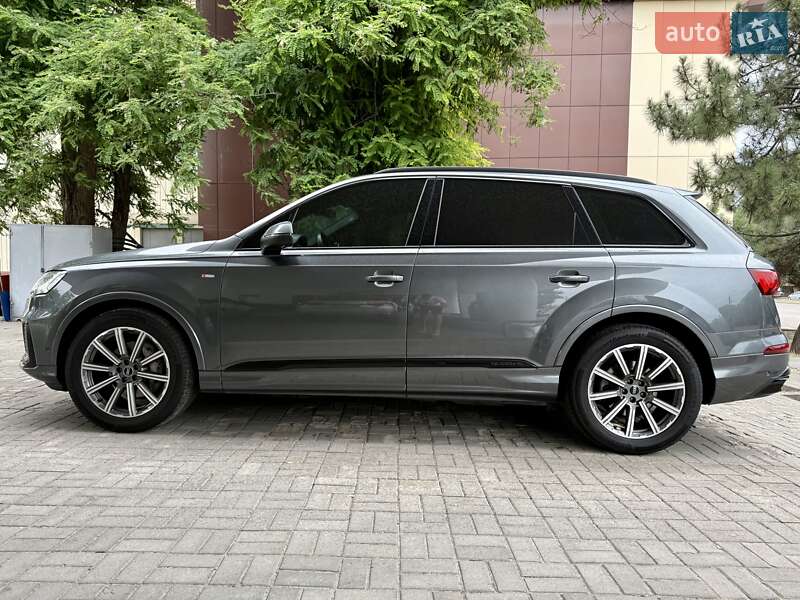 Позашляховик / Кросовер Audi Q7 2021 в Дніпрі