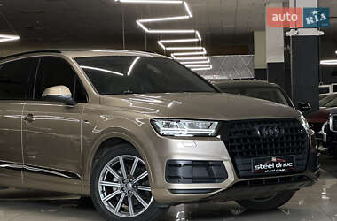 Позашляховик / Кросовер Audi Q7 2018 в 