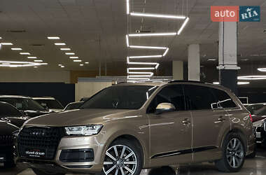 Позашляховик / Кросовер Audi Q7 2018 в 