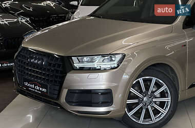 Позашляховик / Кросовер Audi Q7 2018 в 