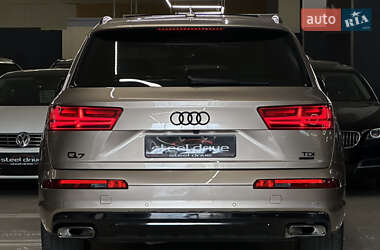 Позашляховик / Кросовер Audi Q7 2018 в 