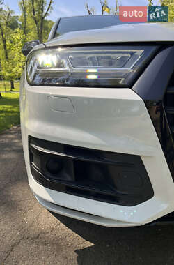 Позашляховик / Кросовер Audi Q7 2018 в 