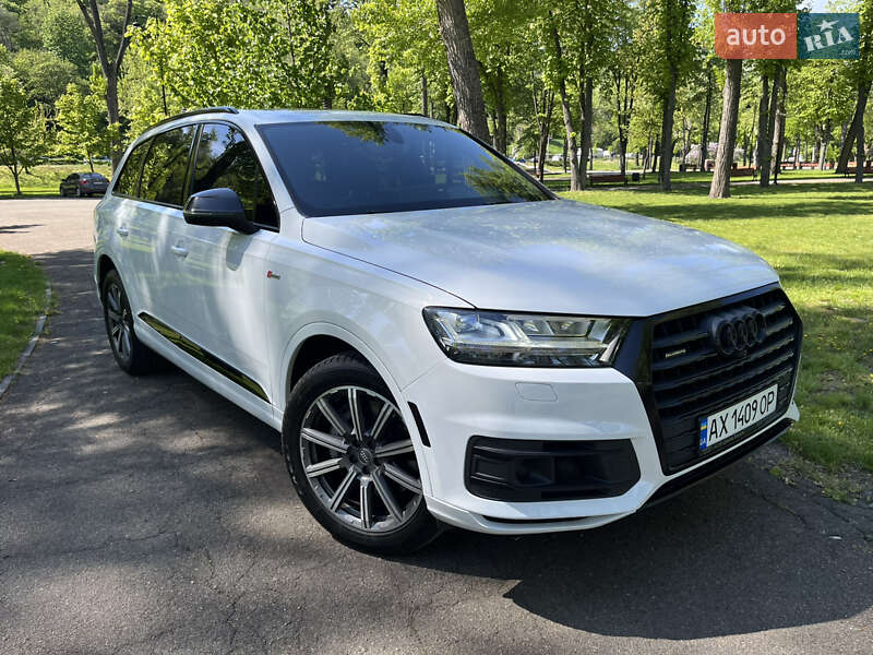 Позашляховик / Кросовер Audi Q7 2018 в 
