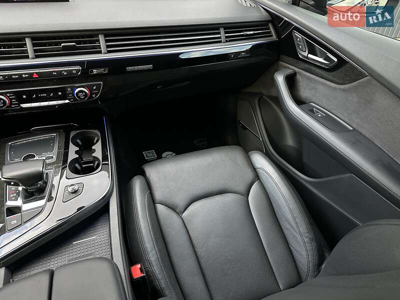 Позашляховик / Кросовер Audi Q7 2017 в Мукачевому