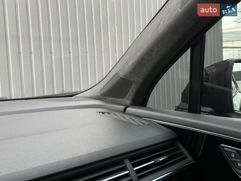 Позашляховик / Кросовер Audi Q7 2017 в Мукачевому